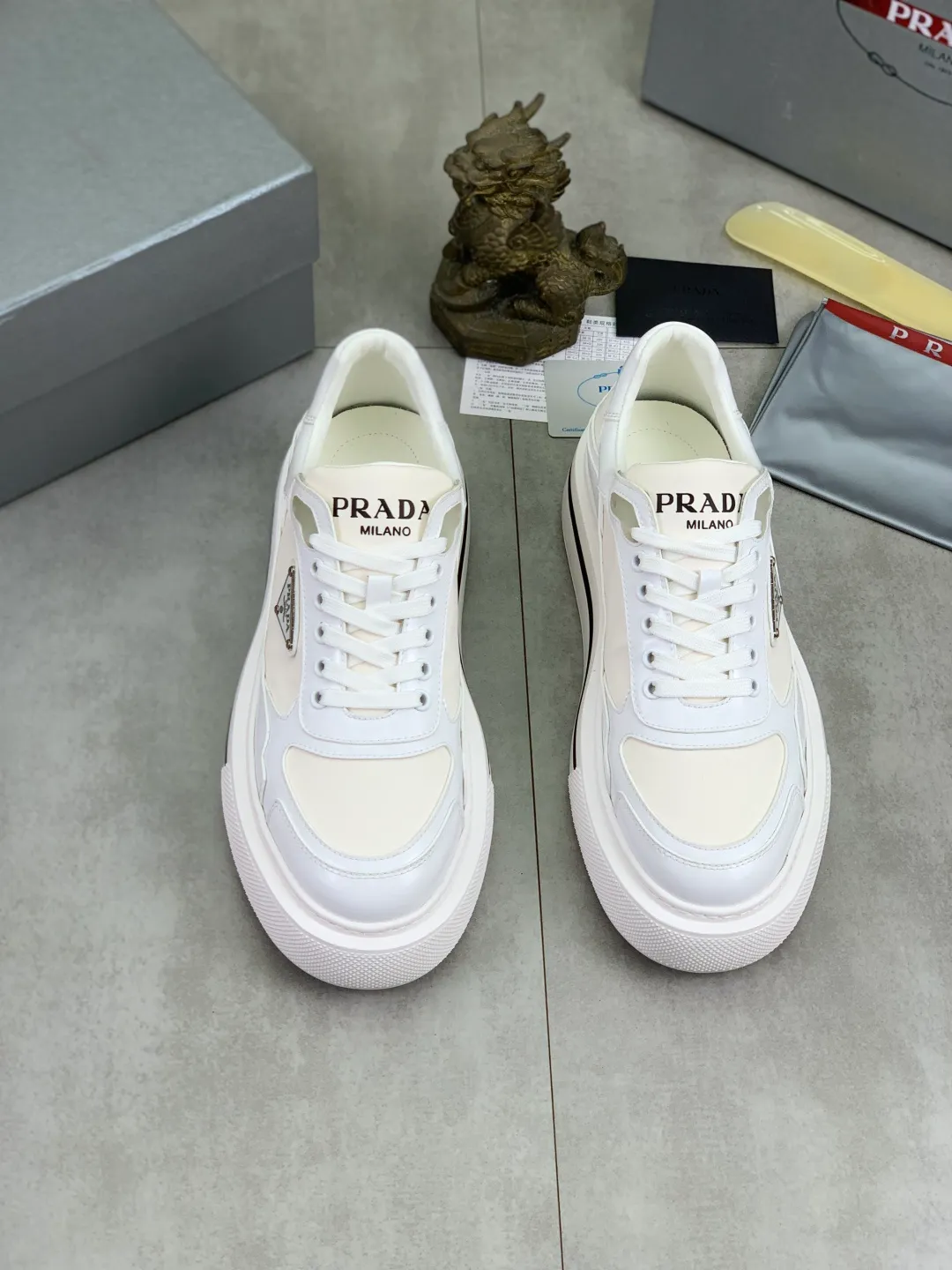Men's shoes 💰P560💰 [New model] High version official website popular model is on the market, 🆘 Trendy brand (Prada) mainly promotes popular model, avant-garde and versatile fashionable men's shoes private version mold opening, cowhide surface splicing 1:1.. Stylish and simple, original imported cowhide lining cowhide feet; the atmosphere and personality are more fashionable, eye-catching and pursuing class. It will subvert the old idea and be a must-have for fashion trendsetters with you! Must keep it for yourself! Tall and comfortable, large and low, high-end quality workmanship. Size: 38-45; multiple colors available.